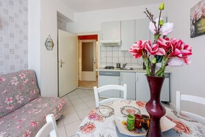 Interior - Cosy flat just 200 metres from the sandy beach with sea views and parking space (Crikvenica)
