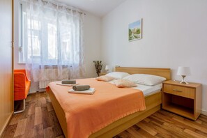 Desk, free WiFi, bed sheets - Cosy flat just 200 metres from the sandy beach with sea views and parking space (Crikvenica)