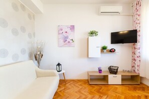 Living area - Bright apartment just 200 metres from the sandy beach with sea views (Crikvenica)