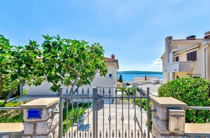 Property grounds - Charming apartment just 200 metres from the sandy beach with sea view, parking space, air conditioning (Crikvenica)