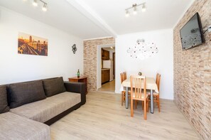 Living area - Charming apartment just 200 metres from the sandy beach with sea view, parking space, air conditioning (Crikvenica)
