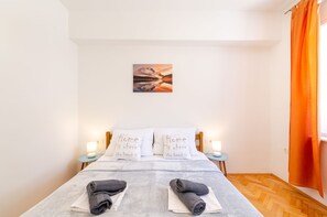 Desk, free WiFi, bed sheets - Charming apartment just 200 metres from the sandy beach with sea view, parking space, air conditioning (Crikvenica)