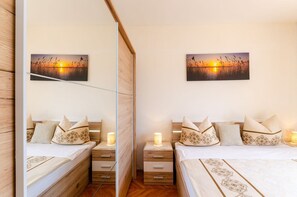 Desk, free WiFi, bed sheets - Vintage-style apartment just 450 metres from the beach with sea views – dogs welcome (Crikvenica)