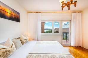 Desk, free WiFi, bed sheets - Vintage-style apartment just 450 metres from the beach with sea views – dogs welcome (Crikvenica)