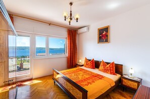 Desk, free WiFi, bed sheets - Dog-friendly apartment just 450 metres from the beach with stunning sea views (Crikvenica)