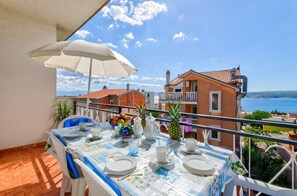 Outdoor dining - Dog-friendly apartment just 450 metres from the beach with stunning sea views (Crikvenica)