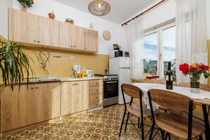Kylskåp, spishäll, kaffe- och tebryggare och grytor/köksredskap