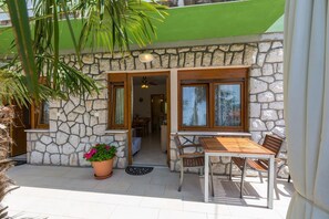 Outdoor dining - Vintage-style apartment just 70 metres from the beach with sea views and parking space (Crikvenica)