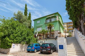 Exterior - Mediterranean apartment just 70 metres from the beach with sea view, parking space, barbecue (Crikvenica)