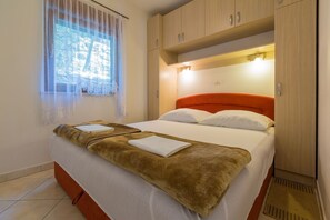 Desk, free WiFi, bed sheets - Mediterranean apartment just 70 metres from the beach with sea view, parking space, barbecue (Crikvenica)
