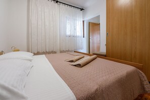 Desk, free WiFi, bed sheets - Charming flat with sea view, private parking, garden and barbecue (Crikvenica)