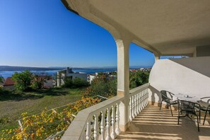 Outdoor dining - Charming flat with sea view, private parking, garden and barbecue (Crikvenica)