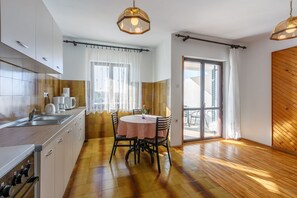 Réfrigérateur, micro-ondes, plaque de cuisson, cafetière/bouilloire