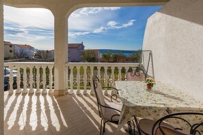Outdoor dining - Charming flat with sea view, private parking, garden and barbecue (Crikvenica)