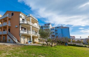 Exterior - Charming flat with sea view, private parking, garden and barbecue (Crikvenica)