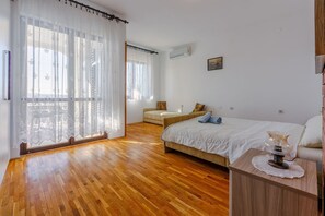 Escritorio, wifi gratis y ropa de cama 