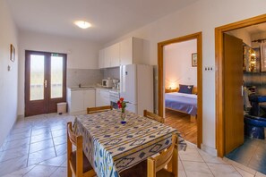 Dining - Comfortable apartment with sea view, garden, barbecue area and parking space (Crikvenica)