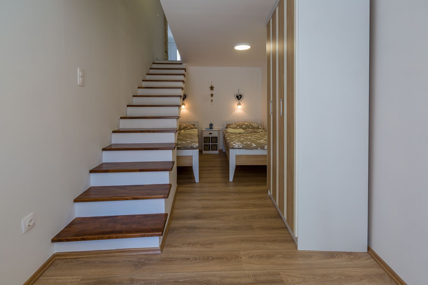 Skrivebord, wi-fi (inkludert) og sengetøy