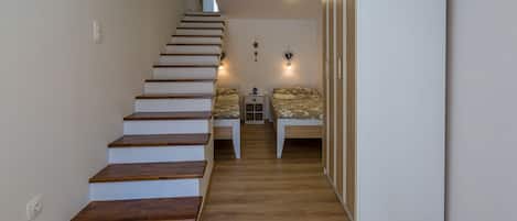 Skrivebord, wi-fi (inkludert) og sengetøy