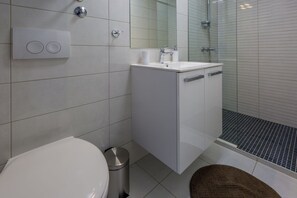 Shower, towels - Idyllic townhouse just 450 metres from the beach with private parking and barbecue (Crikvenica)