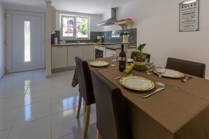 Dining - Idyllic townhouse just 450 metres from the beach with private parking and barbecue (Crikvenica)