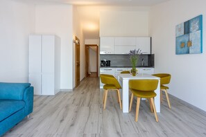 Ein modernes Apartment mit Wohnzimmer, Essbereich und Küche.