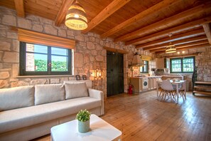 TV - Valory's Stone House (Ano Vasilikos)