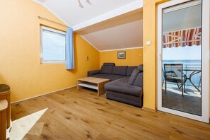 Living area - Charming flat just 80 metres from the beach with magnificent sea views (Dramalj)
