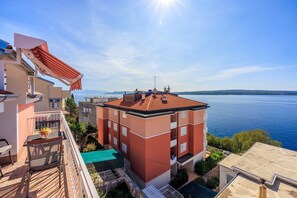 Property grounds - Charming flat just 80 metres from the beach with magnificent sea views (Dramalj)
