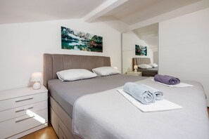 Desk, free WiFi, bed sheets - Charming flat just 80 metres from the beach with magnificent sea views (Dramalj)