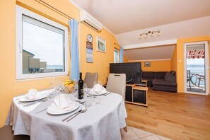 Dining - Charming flat just 80 metres from the beach with magnificent sea views (Dramalj)