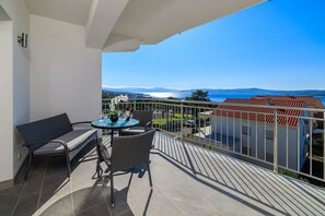 Outdoor dining - Light-filled apartment with barbecue area, sea view, washing machine (Crikvenica)