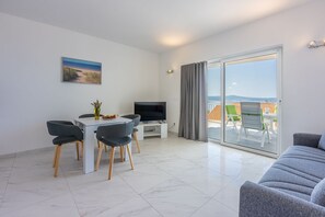 Living area - Light-filled apartment with barbecue area, sea view, washing machine (Crikvenica)