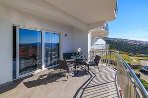 Outdoor dining - Light-filled apartment with barbecue area, sea view, washing machine (Crikvenica)