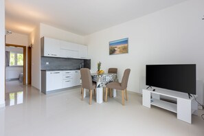 Dining - Fascinating apartment with barbecue area, sea view, parking space, washing machine (Crikvenica)