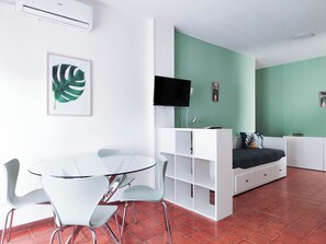 Studio, useita makuuhuoneita, parveke, kaupunkinäköala | Olohuone