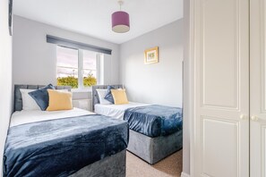 3 bedrooms, iron/ironing board, WiFi, bed sheets - Spacious 3-Bedroom Home with Fast Wi-Fi Near M4, M5 & M32 (Bradley Stoke)
