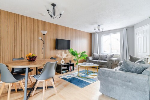 Spacious 3-Bedroom Home with Fast Wi-Fi Near M4, M5 & M32