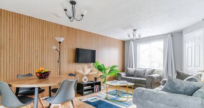 Spacious 3-Bedroom Home with Fast Wi-Fi Near M4, M5 & M32