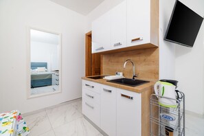 Kühlschrank, Herdplatte, Wasserkocher mit Kaffee-/Teezubehör, Toaster
