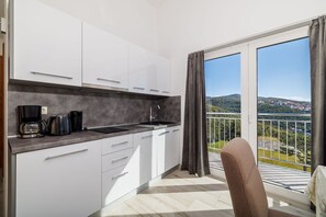 Kylskåp, spishäll, diskmaskin och kaffe- och tebryggare