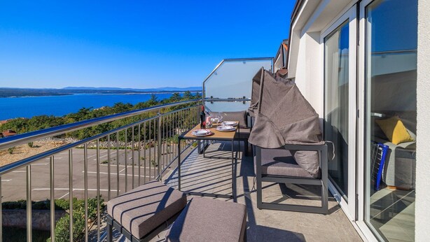 A balcony with a table, chairs, and a view of the sea. - Stunning apartment with great sea views, washing machine, barbecue area (Crikvenica)