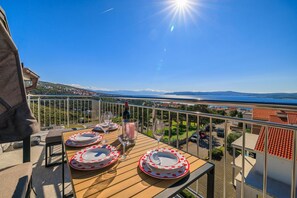 Outdoor dining - Stunning apartment with great sea views, washing machine, barbecue area (Crikvenica)