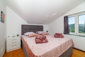 Een bureau, gratis wifi, beddengoed