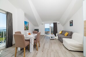 Living area - Stunning apartment with great sea views, washing machine, barbecue area (Crikvenica)