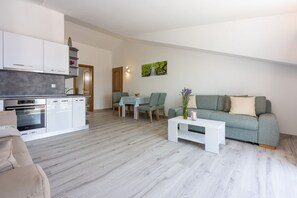 Living area - Picturesque apartment with magnificent sea views, barbecue area, washing machine (Crikvenica)