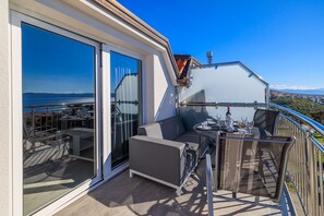 Outdoor dining - Picturesque apartment with magnificent sea views, barbecue area, washing machine (Crikvenica)