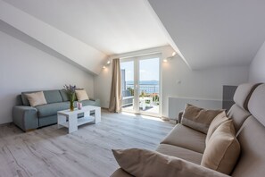Living area - Picturesque apartment with magnificent sea views, barbecue area, washing machine (Crikvenica)