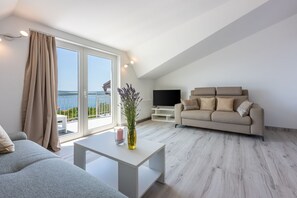 Living area - Picturesque apartment with magnificent sea views, barbecue area, washing machine (Crikvenica)