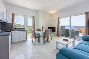 Living area - Charming apartment with unique sea view, washing machine, barbecue (Crikvenica)